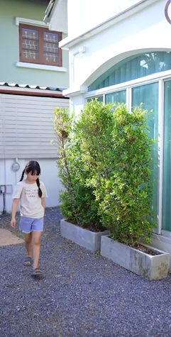 B2912042 ลูกคนใช้ไม่มีสิทธิ์ อย่าเสนอหน้ามาถ่ายเซลฟี่กับลูกเศรษฐีอย่างฉัน 939137007574339 part2