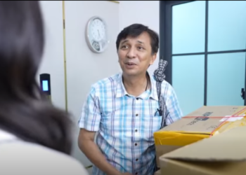 T1301014 หนังสั้นลุงมาซื้ออะไรในบรืษัทไปขึ้นบันไดหนีไฟโน้น part2