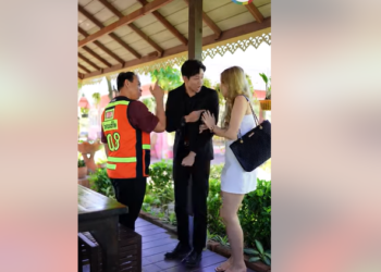 B1401034 วินมอไซค์กินอาหารบนรถหรู เพราะคิดว่าเจ้าของไม่อยู่ในรถ 860536802743483 part2