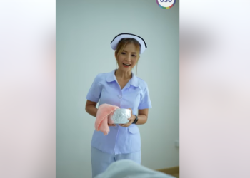 B1401015 พยาบาลเปลี่ยนชุดกับรปภ