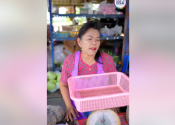 B1401008 แม่ค้าใช้เท้าโก่งตราชั่ง โดยไม่รู้ว่าวันนี้ตำรวจมาตรวจแผง EP