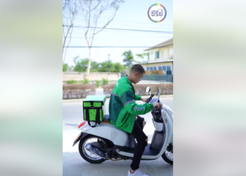 B2501217 ไรเดอร์เก็บข้าวจากพื้นมาส่งลูกค้า แต่ทำไมลูกไม่ว่าเลยสักคำ โชคดีจริงๆ EP